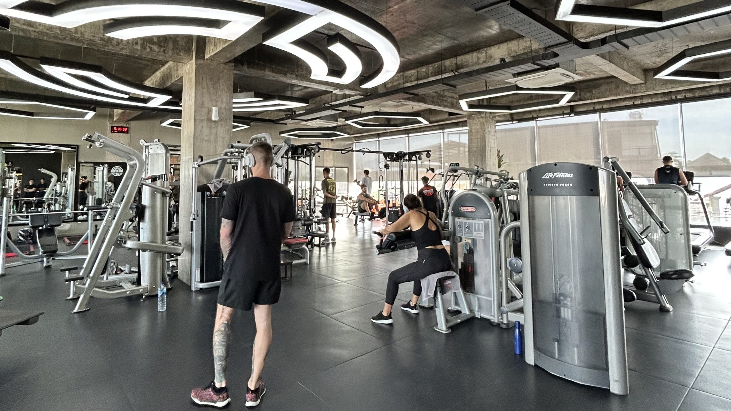 Suasana latihan di Surya Gym Bali dengan peralatan modern dan desain interior industrial